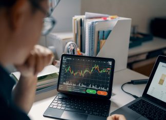 Advantages and Disadvantages of High Yield Bonds